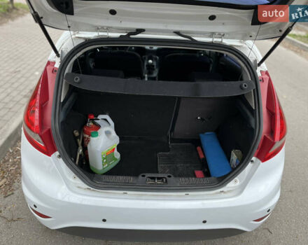 Білий Форд Фієста, об'ємом двигуна 1.4 л та пробігом 225 тис. км за 5900 $, фото 27 на Automoto.ua