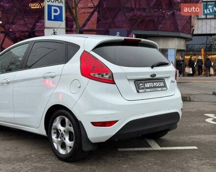 Білий Форд Фієста, об'ємом двигуна 1.39 л та пробігом 150 тис. км за 6990 $, фото 5 на Automoto.ua