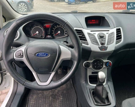 Білий Форд Фієста, об'ємом двигуна 1.2 л та пробігом 140 тис. км за 6990 $, фото 22 на Automoto.ua