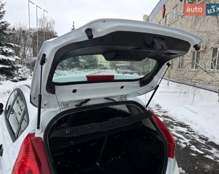 Білий Форд Фієста, об'ємом двигуна 1.25 л та пробігом 53 тис. км за 6400 $, фото 111 на Automoto.ua
