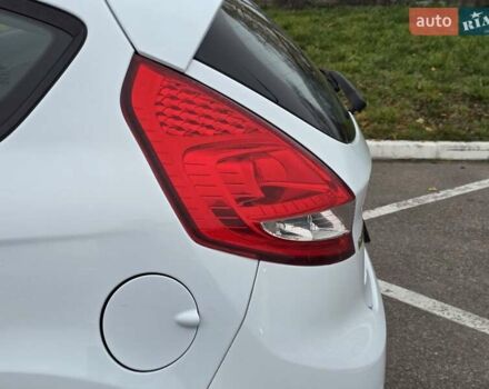 Белый Форд Фиеста, объемом двигателя 1.4 л и пробегом 32 тыс. км за 7600 $, фото 14 на Automoto.ua