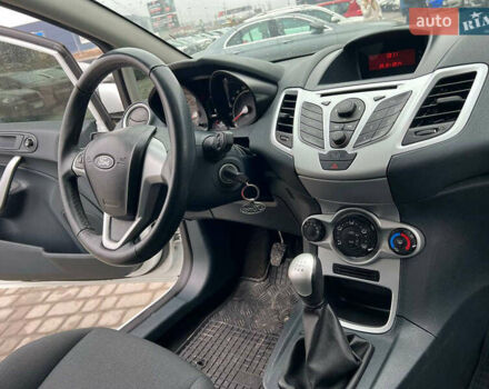 Білий Форд Фієста, об'ємом двигуна 1.2 л та пробігом 140 тис. км за 6990 $, фото 37 на Automoto.ua