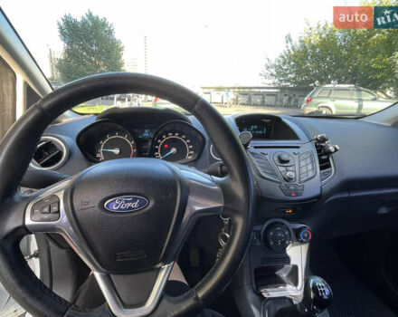 Білий Форд Фієста, об'ємом двигуна 1.24 л та пробігом 215 тис. км за 6000 $, фото 5 на Automoto.ua