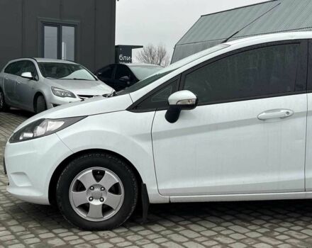 Білий Форд Фієста, об'ємом двигуна 1.2 л та пробігом 140 тис. км за 6990 $, фото 2 на Automoto.ua