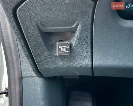 Білий Форд Фієста, об'ємом двигуна 1.39 л та пробігом 150 тис. км за 6990 $, фото 16 на Automoto.ua