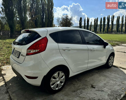 Форд Фиеста 2012 в Ананьеве на Automoto.ua Белый Форд Фиеста, объемом двигателя 1.4 л и пробегом 75 тыс. км за 8300 $, фото 5 на Automoto.ua