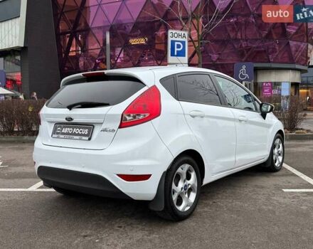 Білий Форд Фієста, об'ємом двигуна 1.39 л та пробігом 150 тис. км за 6990 $, фото 7 на Automoto.ua