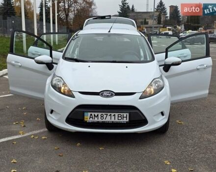 Белый Форд Фиеста, объемом двигателя 1.4 л и пробегом 32 тыс. км за 7600 $, фото 2 на Automoto.ua