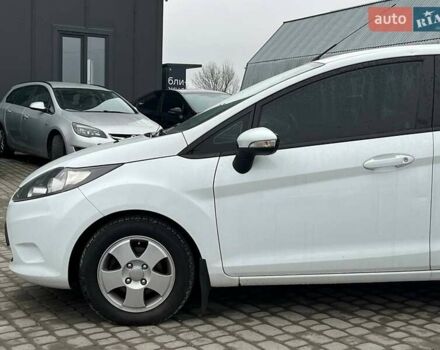 Білий Форд Фієста, об'ємом двигуна 1.2 л та пробігом 140 тис. км за 6990 $, фото 2 на Automoto.ua
