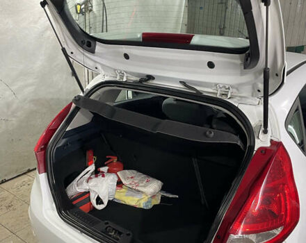 Белый Форд Фиеста, объемом двигателя 1.4 л и пробегом 125 тыс. км за 6000 $, фото 7 на Automoto.ua