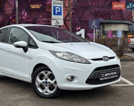 Білий Форд Фієста, об'ємом двигуна 1.39 л та пробігом 150 тис. км за 6990 $, фото 3 на Automoto.ua