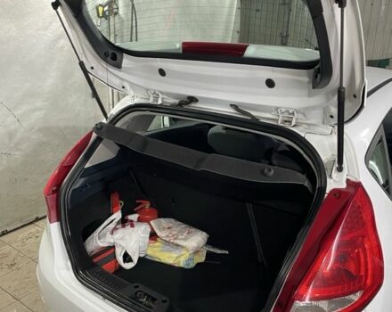 Білий Форд Фієста, об'ємом двигуна 1.4 л та пробігом 125 тис. км за 6000 $, фото 9 на Automoto.ua