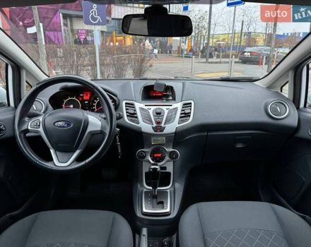 Білий Форд Фієста, об'ємом двигуна 1.39 л та пробігом 150 тис. км за 6990 $, фото 26 на Automoto.ua