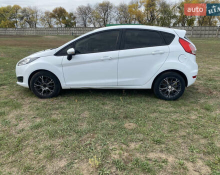 Білий Форд Фієста, об'ємом двигуна 1 л та пробігом 122 тис. км за 7200 $, фото 5 на Automoto.ua