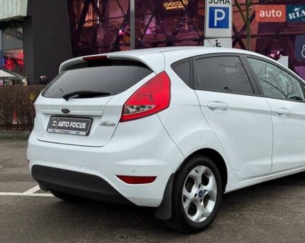 Білий Форд Фієста, об'ємом двигуна 1.39 л та пробігом 150 тис. км за 6990 $, фото 8 на Automoto.ua