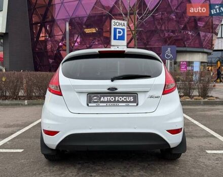 Білий Форд Фієста, об'ємом двигуна 1.39 л та пробігом 150 тис. км за 6990 $, фото 6 на Automoto.ua