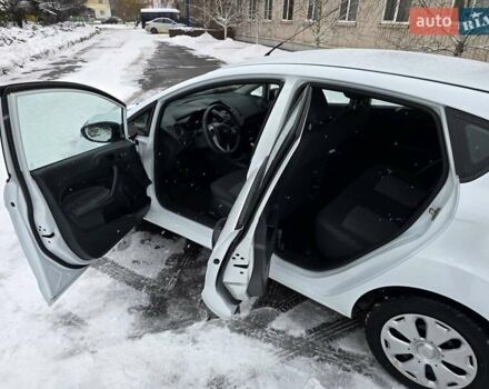 Білий Форд Фієста, об'ємом двигуна 1.25 л та пробігом 53 тис. км за 6400 $, фото 103 на Automoto.ua