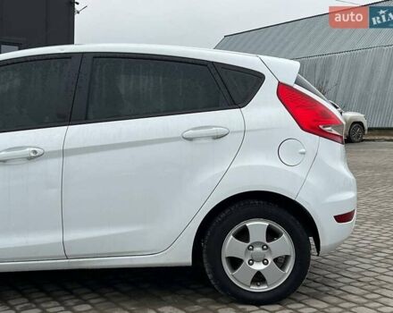 Білий Форд Фієста, об'ємом двигуна 1.2 л та пробігом 140 тис. км за 6990 $, фото 4 на Automoto.ua