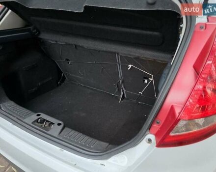 Белый Форд Фиеста, объемом двигателя 1.4 л и пробегом 32 тыс. км за 7600 $, фото 6 на Automoto.ua