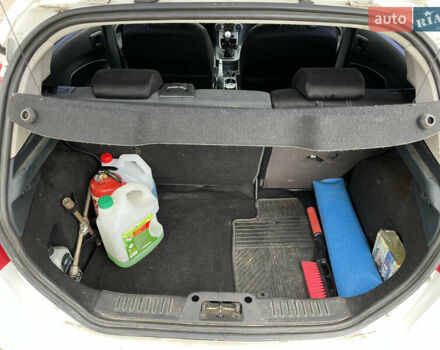 Білий Форд Фієста, об'ємом двигуна 1.4 л та пробігом 225 тис. км за 5900 $, фото 28 на Automoto.ua