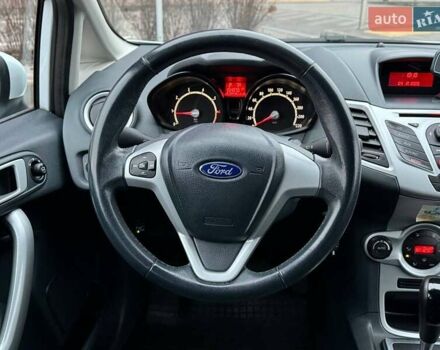 Білий Форд Фієста, об'ємом двигуна 1.39 л та пробігом 150 тис. км за 6990 $, фото 20 на Automoto.ua