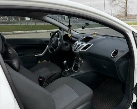 Білий Форд Фієста, об'ємом двигуна 1.4 л та пробігом 240 тис. км за 5700 $, фото 4 на Automoto.ua