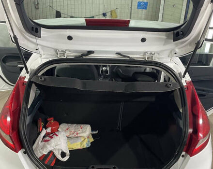 Белый Форд Фиеста, объемом двигателя 1.4 л и пробегом 125 тыс. км за 6000 $, фото 13 на Automoto.ua