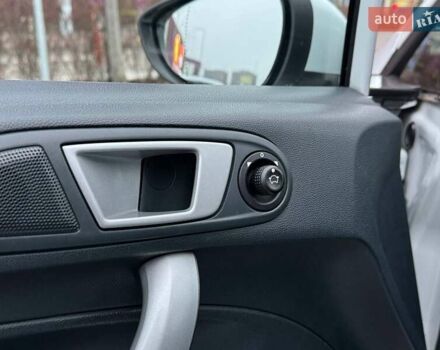 Білий Форд Фієста, об'ємом двигуна 1.39 л та пробігом 150 тис. км за 6990 $, фото 13 на Automoto.ua