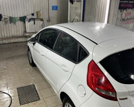 Білий Форд Фієста, об'ємом двигуна 1.4 л та пробігом 125 тис. км за 6000 $, фото 3 на Automoto.ua