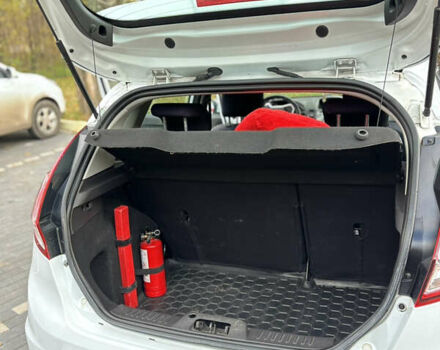 Форд Фиеста 2013 в Шепетовке на Automoto.ua Белый Форд Фиеста, объемом двигателя 1.6 л и пробегом 175 тыс. км за 7100 $, фото 13 на Automoto.ua