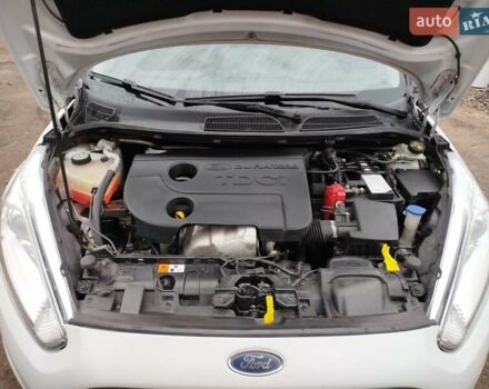 Білий Форд Фієста, об'ємом двигуна 1.5 л та пробігом 143 тис. км за 6500 $, фото 5 на Automoto.ua