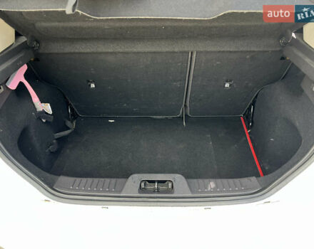 Білий Форд Фієста, об'ємом двигуна 1 л та пробігом 104 тис. км за 5400 $, фото 13 на Automoto.ua