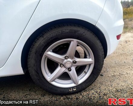 Білий Форд Фієста, об'ємом двигуна 1.5 л та пробігом 190 тис. км за 7500 $, фото 6 на Automoto.ua