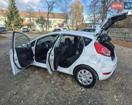 Белый Форд Фиеста, объемом двигателя 1 л и пробегом 130 тыс. км за 5500 $, фото 6 на Automoto.ua