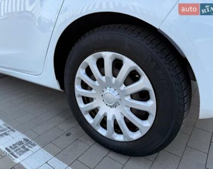 Білий Форд Фієста, об'ємом двигуна 1.5 л та пробігом 110 тис. км за 8500 $, фото 8 на Automoto.ua