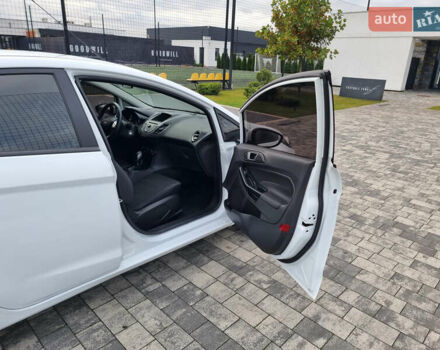 Білий Форд Фієста, об'ємом двигуна 1 л та пробігом 60 тис. км за 9900 $, фото 86 на Automoto.ua