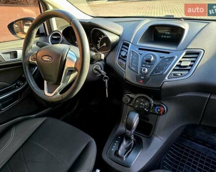 Білий Форд Фієста, об'ємом двигуна 1 л та пробігом 60 тис. км за 9999 $, фото 42 на Automoto.ua