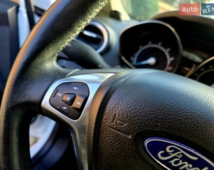 Білий Форд Фієста, об'ємом двигуна 1 л та пробігом 60 тис. км за 9999 $, фото 30 на Automoto.ua