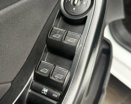 Білий Форд Фієста, об'ємом двигуна 1 л та пробігом 82 тис. км за 6699 $, фото 9 на Automoto.ua