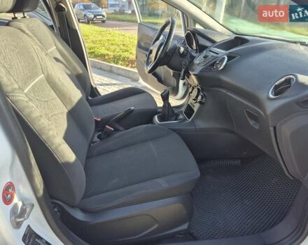 Білий Форд Фієста, об'ємом двигуна 1 л та пробігом 171 тис. км за 6499 $, фото 19 на Automoto.ua