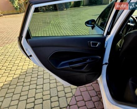 Білий Форд Фієста, об'ємом двигуна 1 л та пробігом 60 тис. км за 9999 $, фото 34 на Automoto.ua