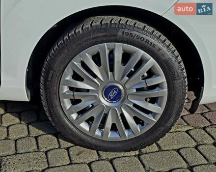 Білий Форд Фієста, об'ємом двигуна 1 л та пробігом 60 тис. км за 9999 $, фото 18 на Automoto.ua