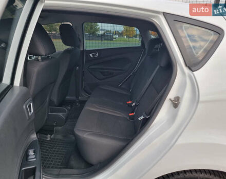 Білий Форд Фієста, об'ємом двигуна 1 л та пробігом 60 тис. км за 9900 $, фото 7 на Automoto.ua