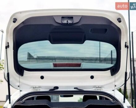 Білий Форд Фієста, об'ємом двигуна 1 л та пробігом 60 тис. км за 9900 $, фото 33 на Automoto.ua