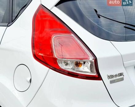 Білий Форд Фієста, об'ємом двигуна 1 л та пробігом 60 тис. км за 9900 $, фото 43 на Automoto.ua