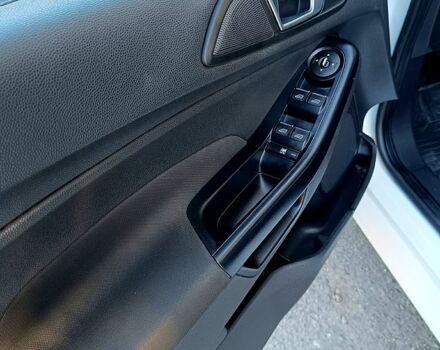 Білий Форд Фієста, об'ємом двигуна 1 л та пробігом 93 тис. км за 4990 $, фото 2 на Automoto.ua