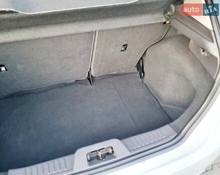 Белый Форд Фиеста, объемом двигателя 1 л и пробегом 59 тыс. км за 9899 $, фото 86 на Automoto.ua