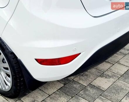 Білий Форд Фієста, об'ємом двигуна 1 л та пробігом 60 тис. км за 9900 $, фото 44 на Automoto.ua