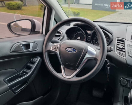 Білий Форд Фієста, об'ємом двигуна 1 л та пробігом 60 тис. км за 9900 $, фото 76 на Automoto.ua