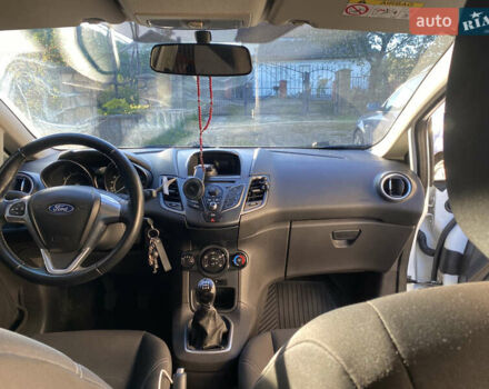 Белый Форд Фиеста, объемом двигателя 1 л и пробегом 142 тыс. км за 6700 $, фото 14 на Automoto.ua